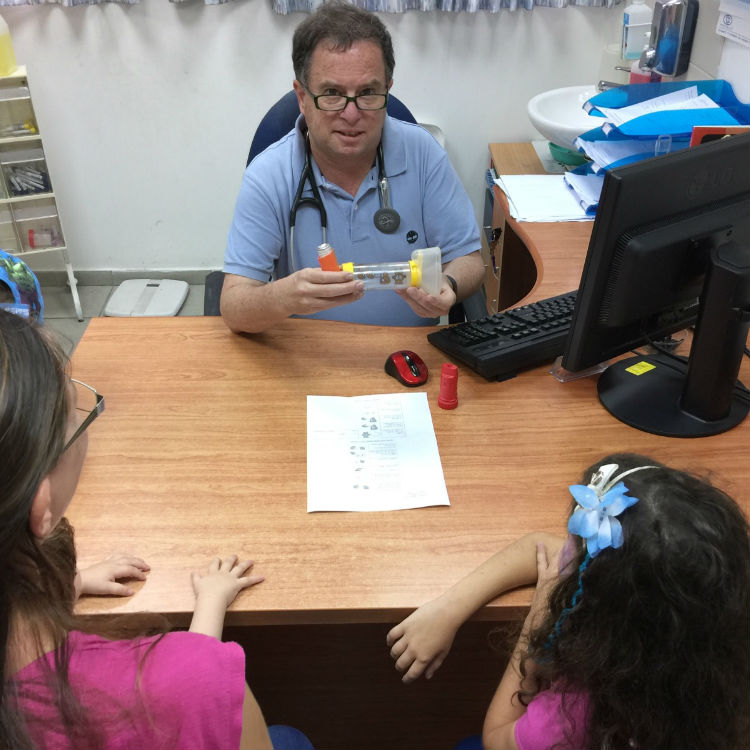 דוקטור מיקי שטיין מדריך ילדה אסמטית על שימוש במשאף